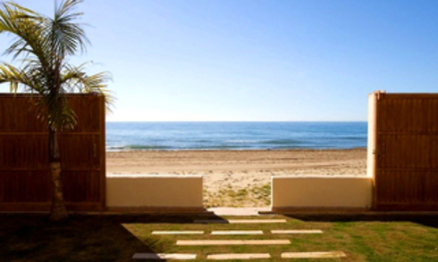 Beachfront villa te koop in Marbella east - oost, met directe toegang tot het strand, Costa del Sol 