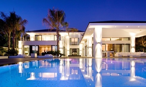 Nieuwe luxueuze moderne villa te koop exclusieve beachside urbanisatie Los Monteros Playa - Marbella 