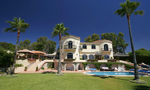 Beachfront villa te koop, eerstelijnstrand te Marbella 