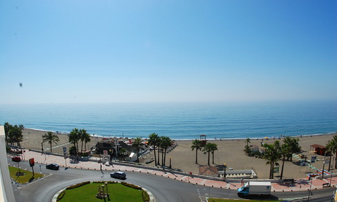 Modern eerstelijn strand appartement te koop, aan de strandboulevard in het centrum van Estepona 