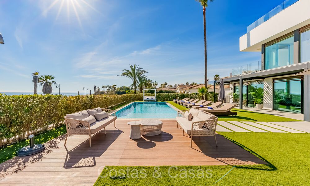 Instapklare ultramoderne design villa direct aan het strand te koop, New Golden Mile, Marbella - Estepona. 72250