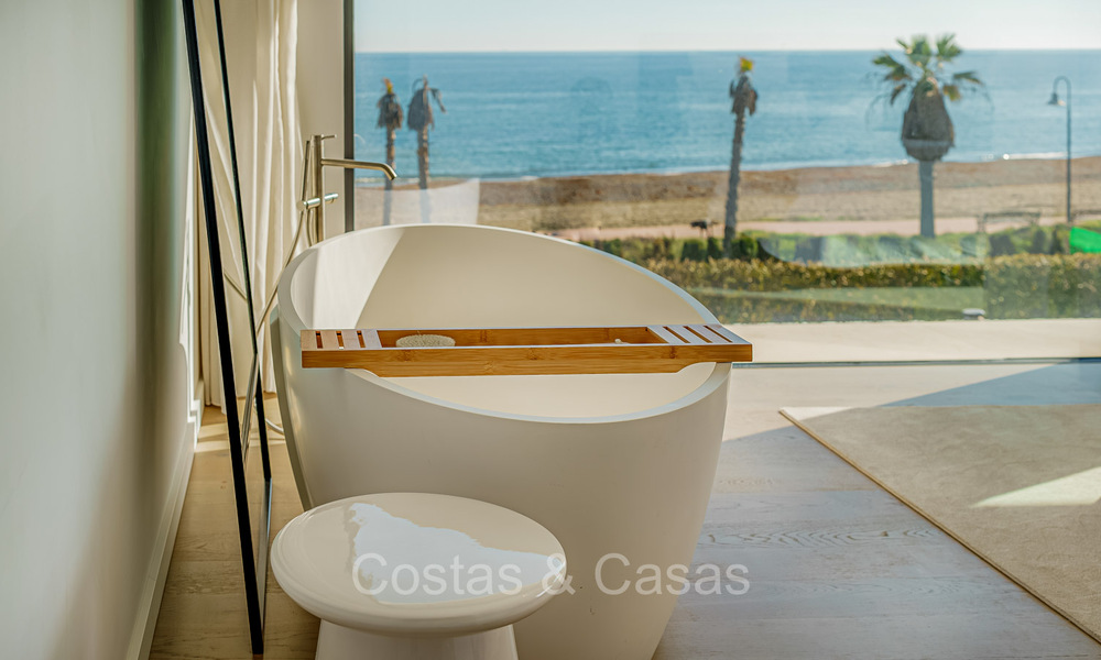 Instapklare ultramoderne design villa direct aan het strand te koop, New Golden Mile, Marbella - Estepona. 72266