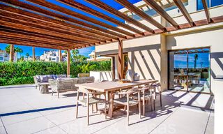 Luxueuze eerstelijns strandvilla te koop in een nieuw, exclusief complex, New Golden Mile, Marbella - Estepona 69850 