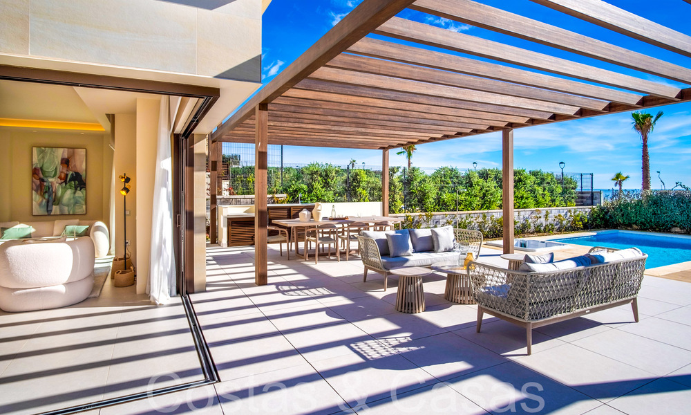 Luxueuze eerstelijns strandvilla te koop in een nieuw, exclusief complex, New Golden Mile, Marbella - Estepona 69852