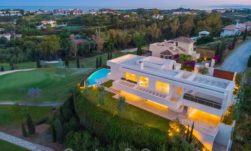 Eerstelijns golf villa in een elegante moderne stijl met panoramisch golf- en zeezicht te koop in Los Flamingos Golf in Marbella - Benahavis 26124