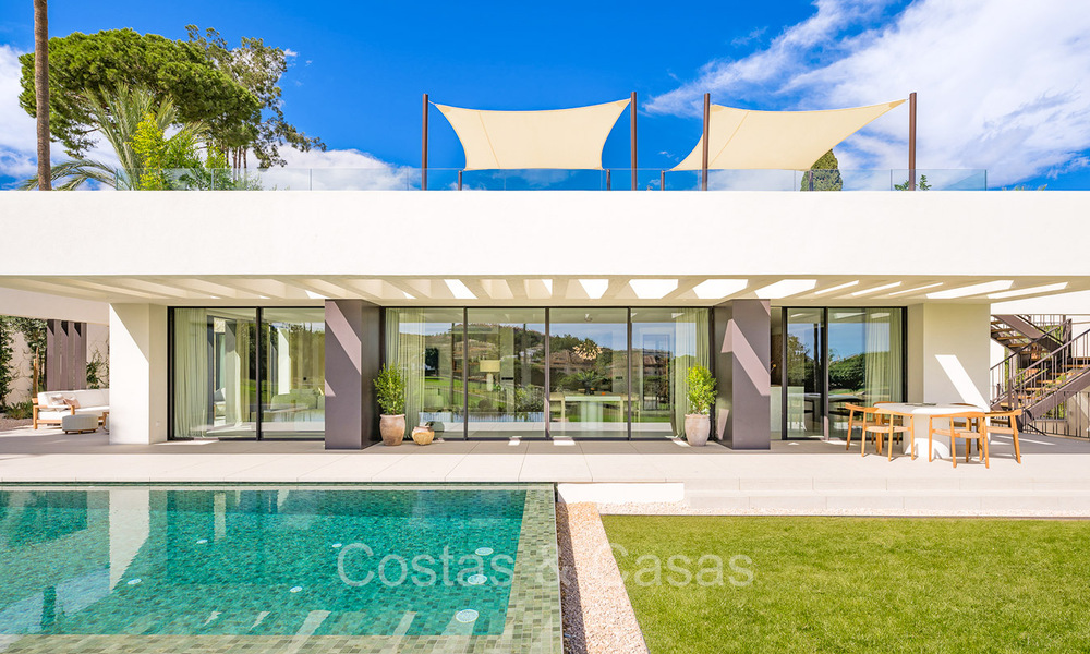 Nieuwe, ultramoderne luxevilla te koop met een architectonisch design, eerstelijns golf Los Naranjos te Nueva Andalucia, Marbella 73097