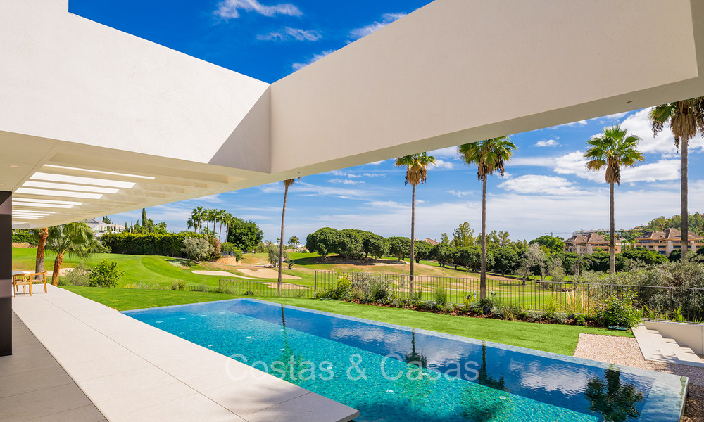 Nieuwe, ultramoderne luxevilla te koop met een architectonisch design, eerstelijns golf Los Naranjos te Nueva Andalucia, Marbella 73098