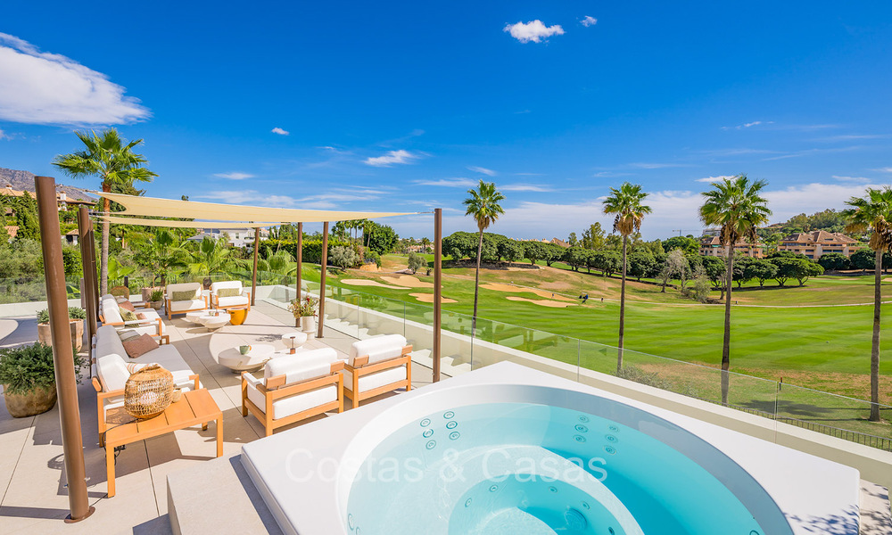 Nieuwe, ultramoderne luxevilla te koop met een architectonisch design, eerstelijns golf Los Naranjos te Nueva Andalucia, Marbella 73104