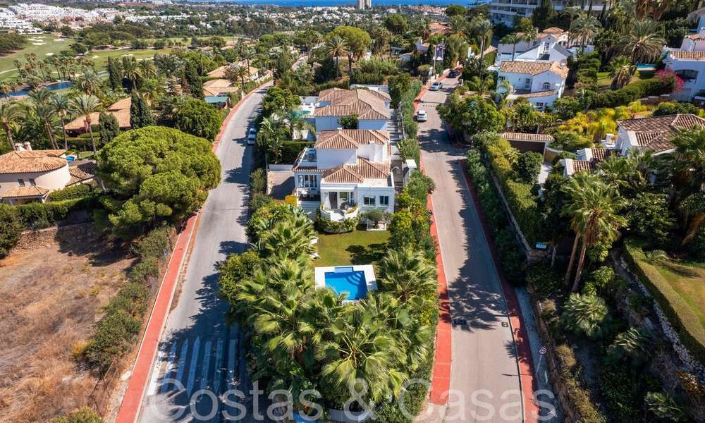 Vrijstaande mediterrane villa te koop op loopafstand van voorzieningen met uitzicht op de golfvallei en berglandschap in Nueva Andalucia, Marbella 68203