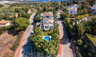 Vrijstaande mediterrane villa te koop op loopafstand van voorzieningen met uitzicht op de golfvallei en berglandschap in Nueva Andalucia, Marbella 68203 