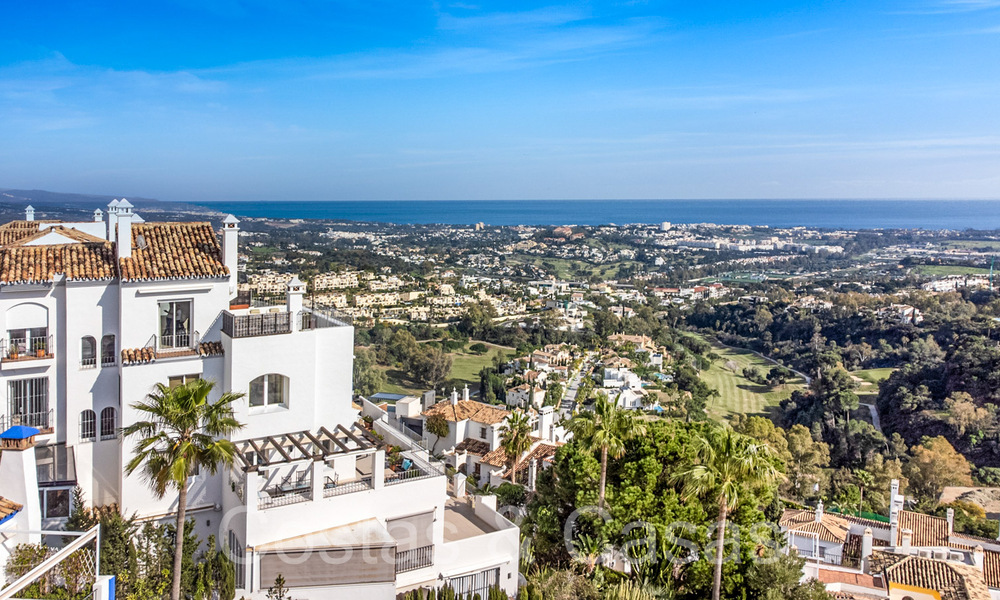 Penthouse te koop met panoramisch zeezicht in de heuvels van Marbella - Benahavis 67400