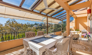 Ruim en licht duplex penthouse te koop gelegen in Nueva Andalucia, Marbella 67981 