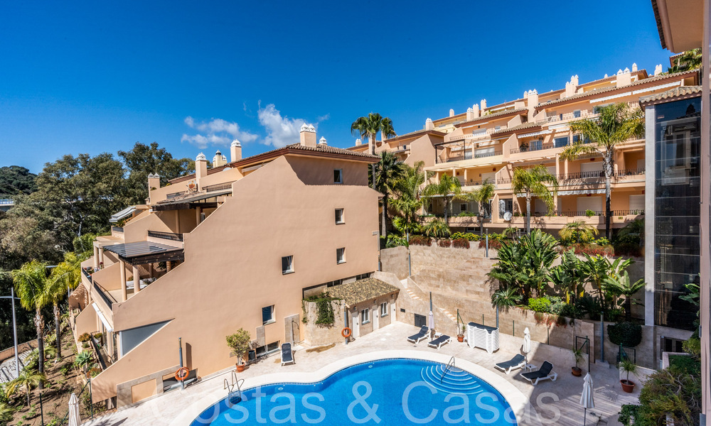 Ruim en licht duplex penthouse te koop gelegen in Nueva Andalucia, Marbella 67985