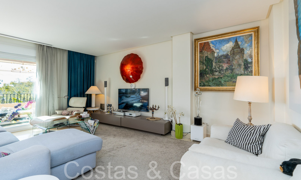 Ruim en licht duplex penthouse te koop gelegen in Nueva Andalucia, Marbella 67988
