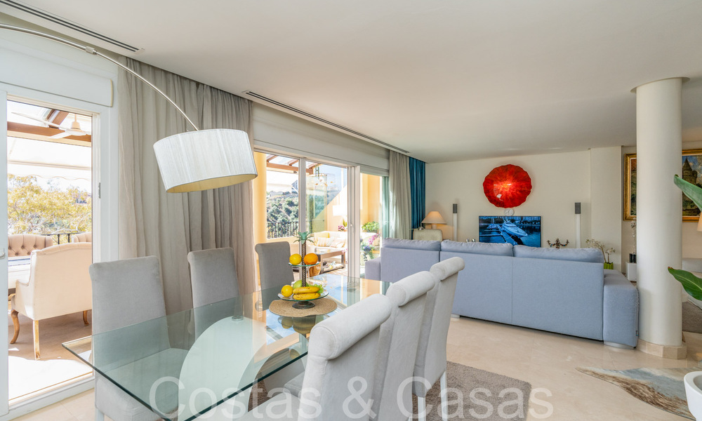 Ruim en licht duplex penthouse te koop gelegen in Nueva Andalucia, Marbella 67989