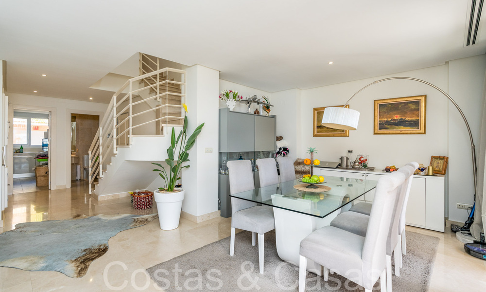 Ruim en licht duplex penthouse te koop gelegen in Nueva Andalucia, Marbella 67990