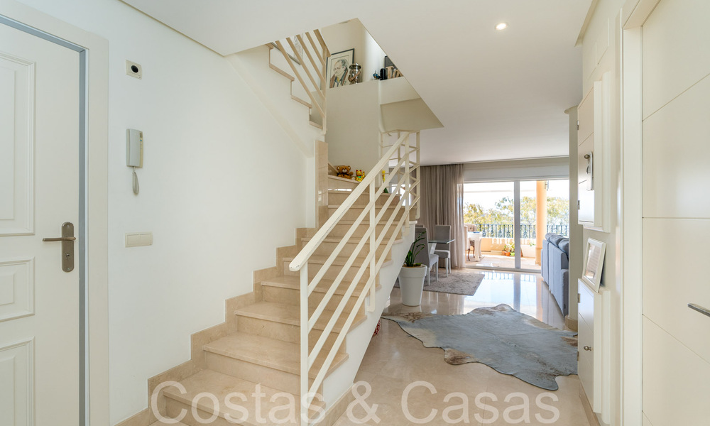 Ruim en licht duplex penthouse te koop gelegen in Nueva Andalucia, Marbella 67995