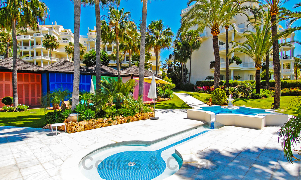 Verfijnd gerenoveerd appartement te koop in Las Dunas Park, een exclusief strandresort tussen Marbella en Estepona 67962