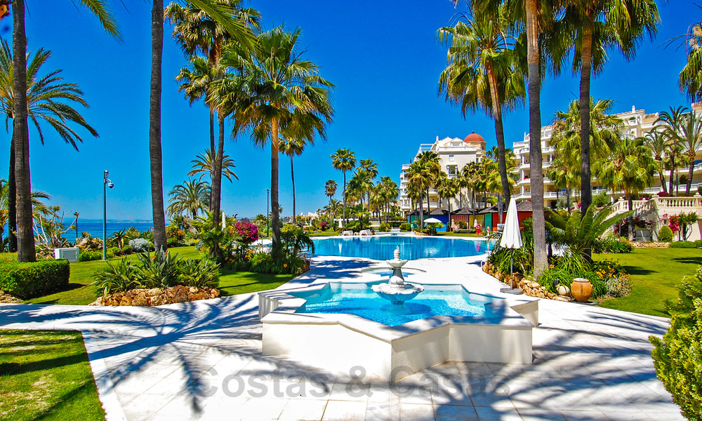 Verfijnd gerenoveerd appartement te koop in Las Dunas Park, een exclusief strandresort tussen Marbella en Estepona 67963