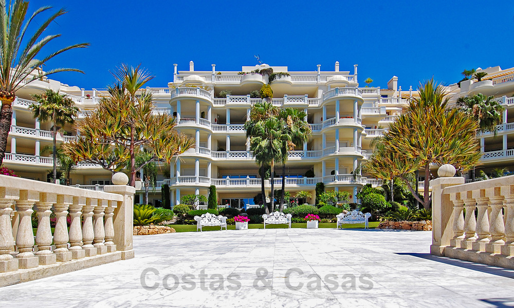 Verfijnd gerenoveerd appartement te koop in Las Dunas Park, een exclusief strandresort tussen Marbella en Estepona 67966