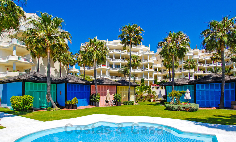 Verfijnd gerenoveerd appartement te koop in Las Dunas Park, een exclusief strandresort tussen Marbella en Estepona 67972