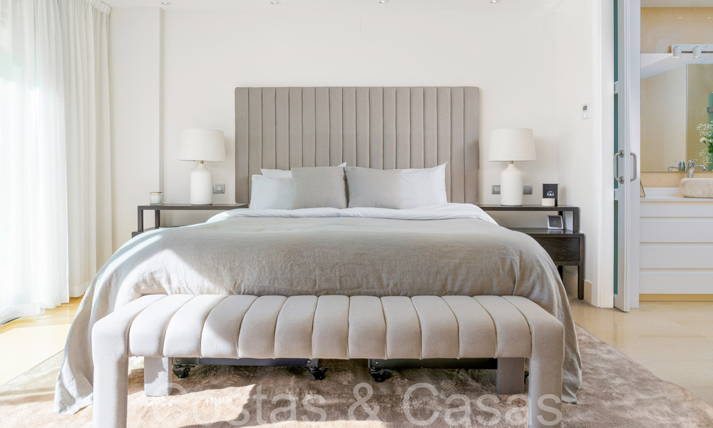 Luxueus appartement te koop met onbelemmerd, panoramisch zeezicht in Nueva Andalucia, Marbella 68100
