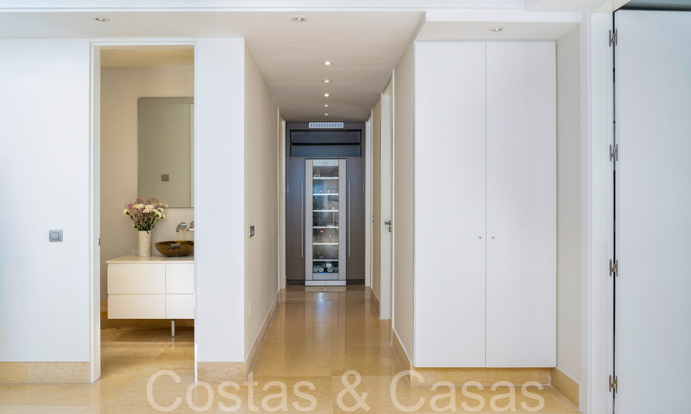 Luxueus appartement te koop met onbelemmerd, panoramisch zeezicht in Nueva Andalucia, Marbella 68101