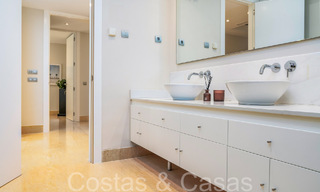 Luxueus appartement te koop met onbelemmerd, panoramisch zeezicht in Nueva Andalucia, Marbella 68106 