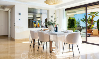 Luxueus appartement te koop met onbelemmerd, panoramisch zeezicht in Nueva Andalucia, Marbella 68114 