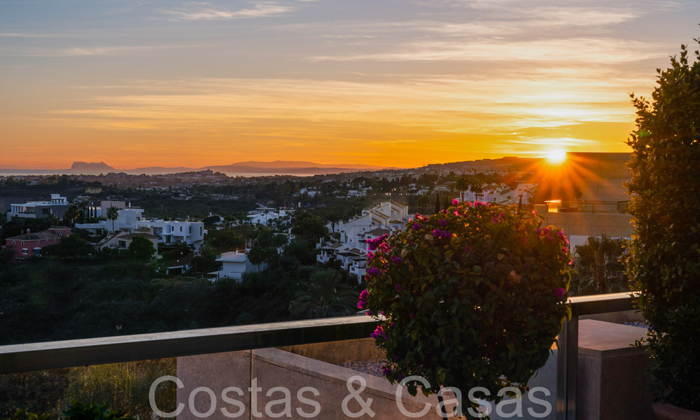 Luxueus appartement te koop met onbelemmerd, panoramisch zeezicht in Nueva Andalucia, Marbella 68120
