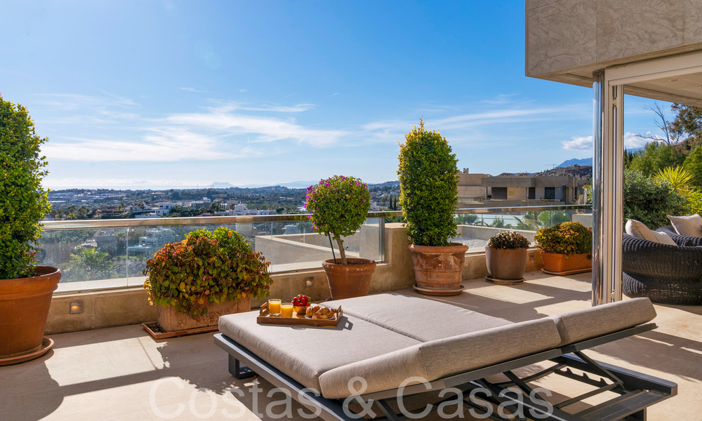 Luxueus appartement te koop met onbelemmerd, panoramisch zeezicht in Nueva Andalucia, Marbella 68125