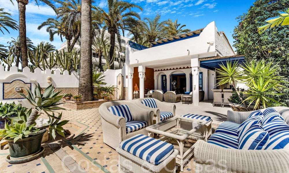 Luxevilla met open zeezicht te koop, direct aan het strand op de prestigieuze Golden Mile van Marbella 68320