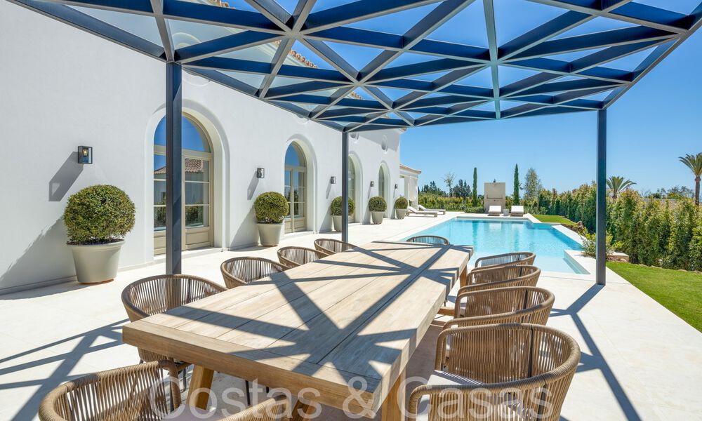 Instapklare luxevilla met eigentijds-Mediterraan ontwerp te koop in een prestigieuze golfwijk in Nueva Andalucia, Marbella 68408