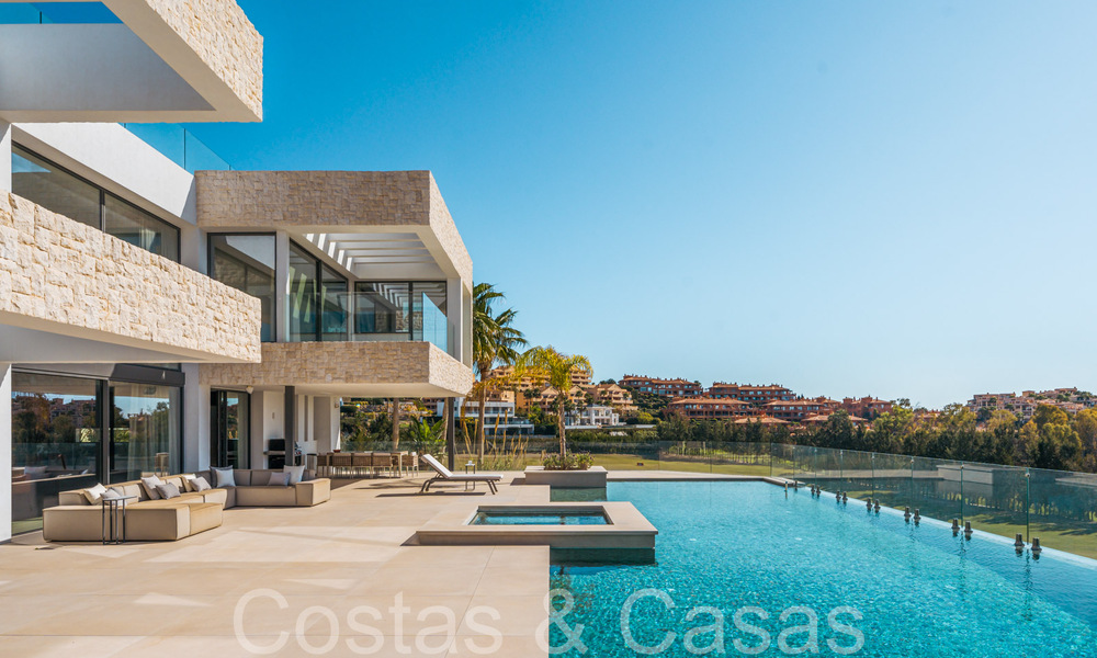 Ruime, modernistische luxevilla te koop met uitzicht op de golfbaan in Benahavis - Marbella 68136
