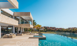 Ruime, modernistische luxevilla te koop met uitzicht op de golfbaan in Benahavis - Marbella 68136 