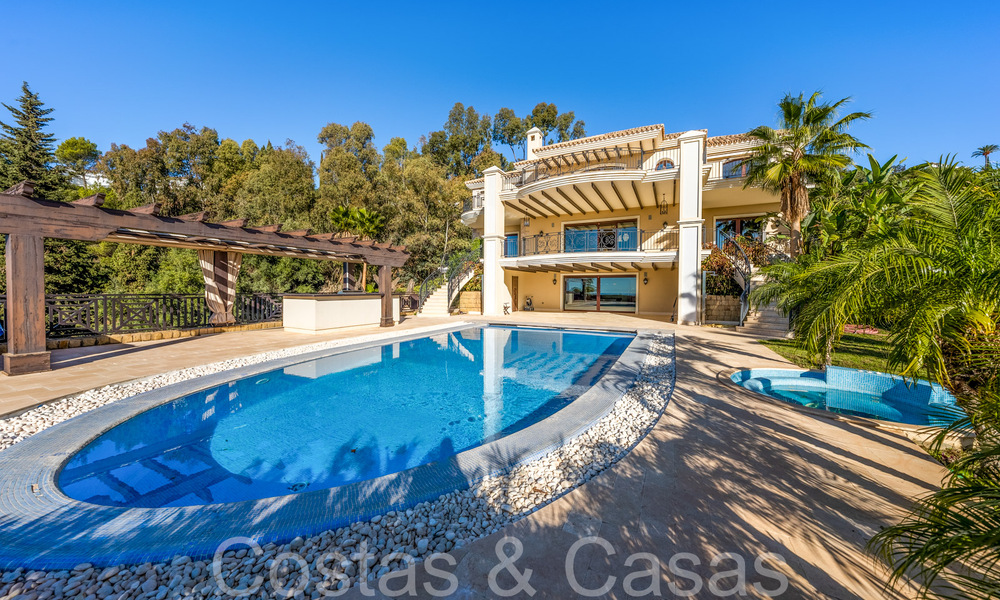 Imposante villa in koninklijke stijl te koop met panoramisch zeezicht gelegen in de heuvels van Marbella Oost 68189