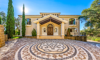 Imposante villa in koninklijke stijl te koop met panoramisch zeezicht gelegen in de heuvels van Marbella Oost 68190 