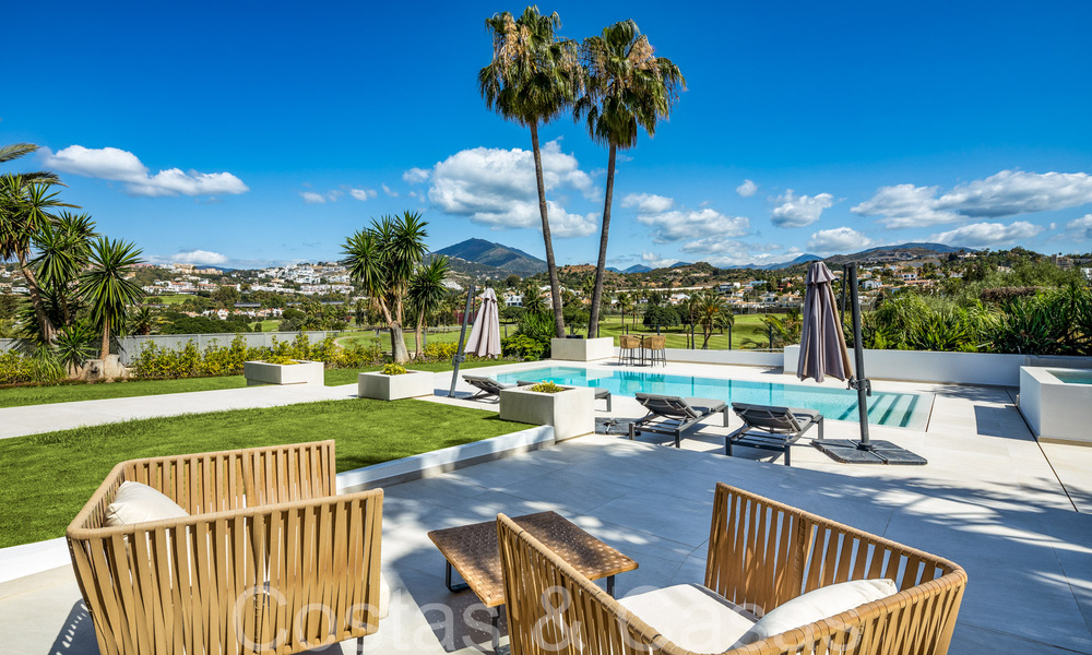 Eigentijds gerenoveerde luxevilla te koop, eerstelijns golf in Nueva Andalucia, Marbella 70519