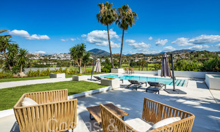 Eigentijds gerenoveerde luxevilla te koop, eerstelijns golf in Nueva Andalucia, Marbella 70519 