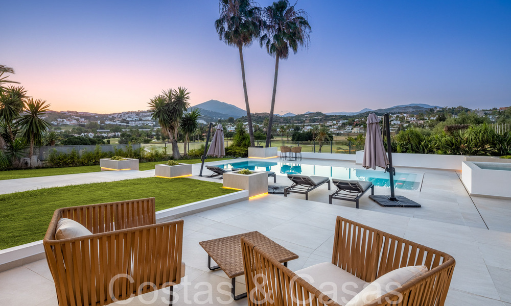 Eigentijds gerenoveerde luxevilla te koop, eerstelijns golf in Nueva Andalucia, Marbella 70535