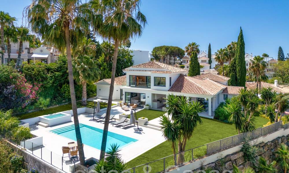 Eigentijds gerenoveerde luxevilla te koop, eerstelijns golf in Nueva Andalucia, Marbella 70540