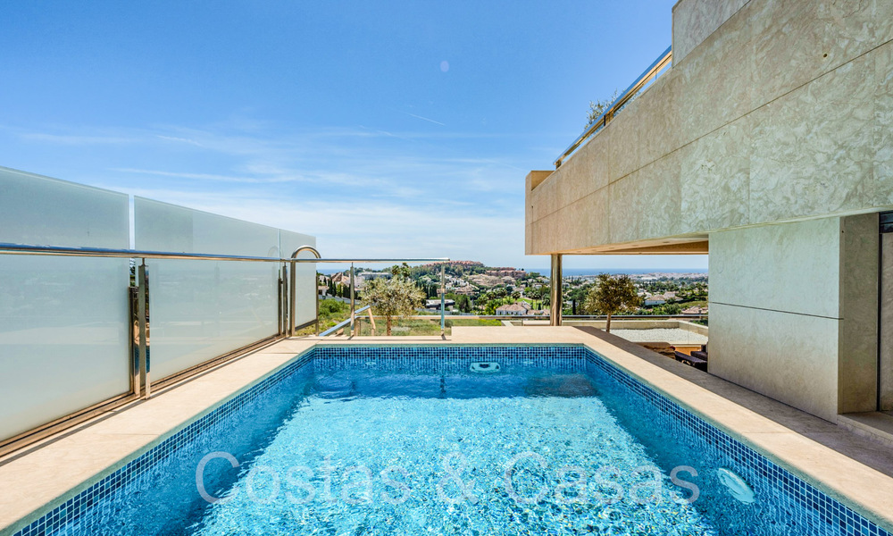 Luxueus duplex penthouse te koop met privézwembad en zeezicht in Nueva Andalucia, Marbella 68997