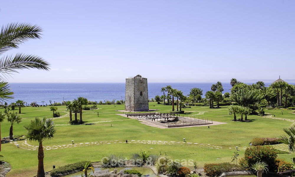 Superieur tuinappartement in een eersteklas complex aan het strand op de New Golden Mile tussen Marbella en Estepona 69400