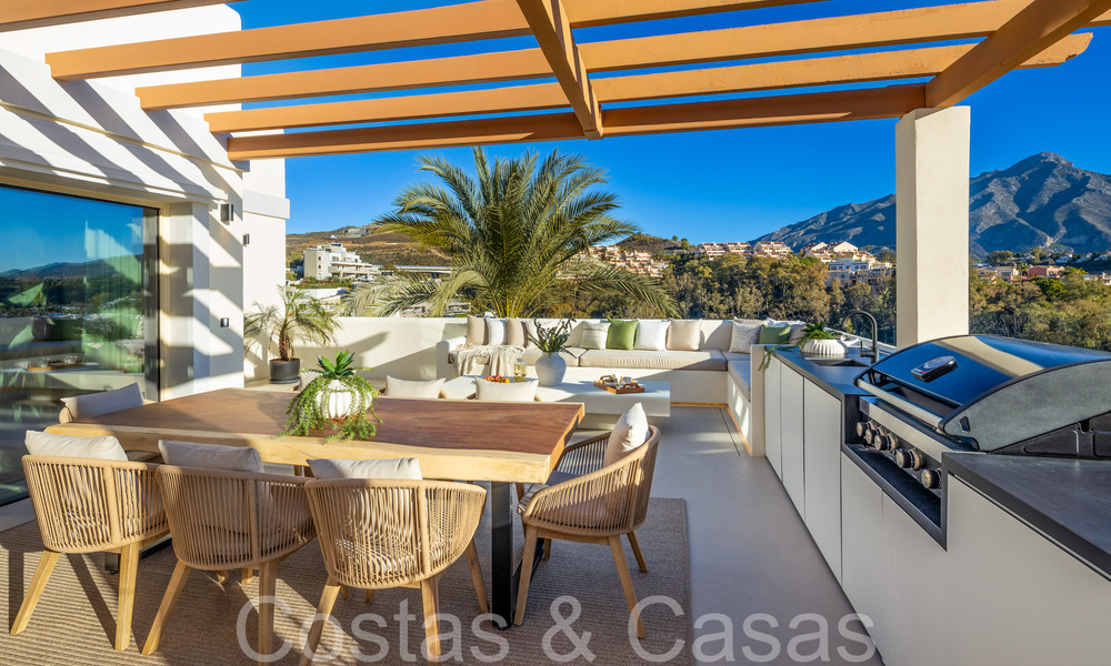 Eersteklas duplex penthouse met panoramisch zeezicht en eigen dompelbad te koop in Nueva Andalucia, Marbella 69463