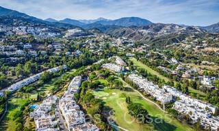 Luxueus gerenoveerd appartement met golf- en zeezicht te koop, grenzend aan een vooraanstaande golfbaan in La Quinta, Benahavis - Marbella 69921 