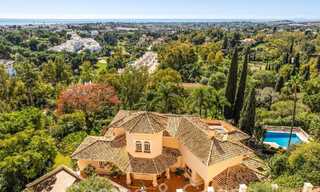 Luxueuze villa met traditionele bouwstijl te koop in een gated community van La Quinta, Benahavis - Marbella 70318 