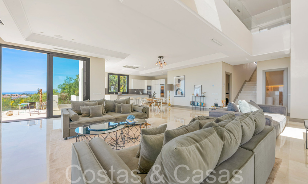 Moderne luxevilla met fantastisch uitzicht over de golfbaan naar zee, te koop in Marbella - Benahavis 70476