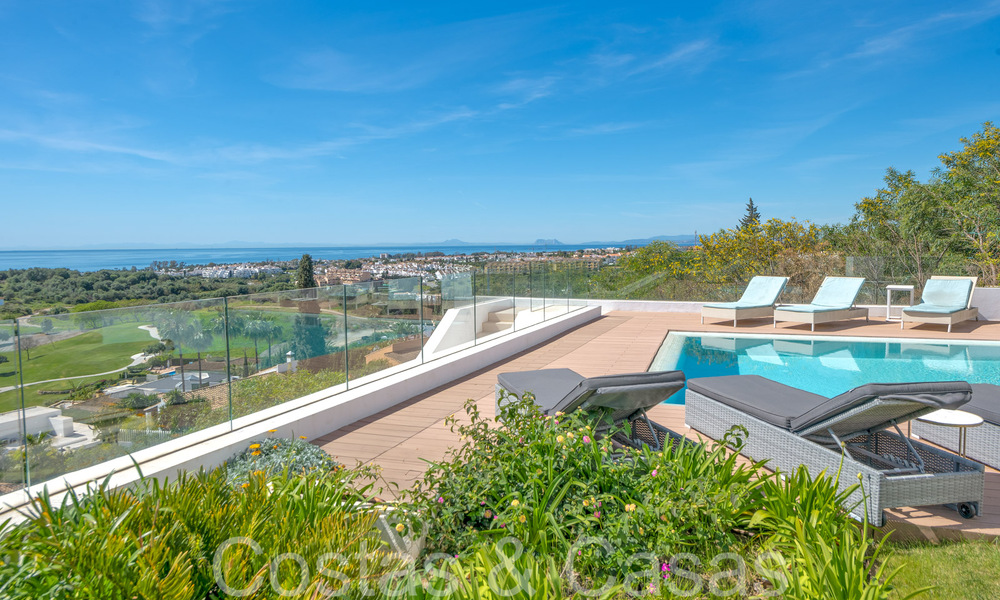 Moderne luxevilla met fantastisch uitzicht over de golfbaan naar zee, te koop in Marbella - Benahavis 70512