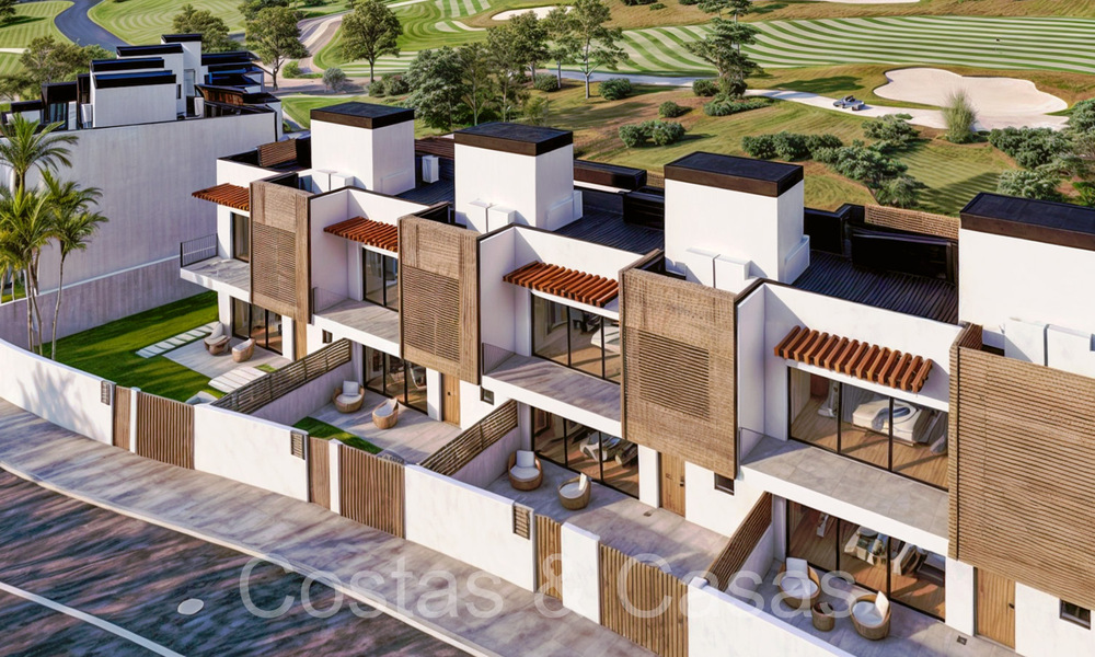 Nieuwe ontwikkeling van 8 townhouses te koop grenzend aan de golfbaan in Estepona 70559