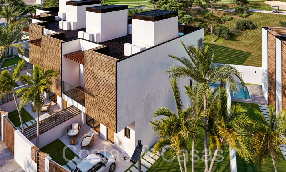 Nieuwe ontwikkeling van 8 townhouses te koop grenzend aan de golfbaan in Estepona 70560